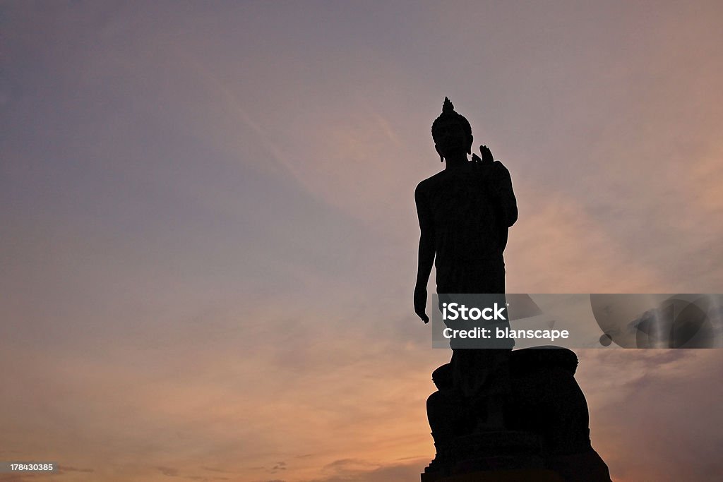 Силуэт Будды статуи с Луч света в сумерках - Стоковые фото Phutthamonthon District роялти-фри