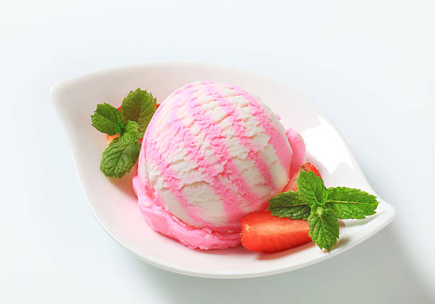 yogur helado de fresa - ice cream raspberry ice cream fruit mint fotografías e imágenes de stock
