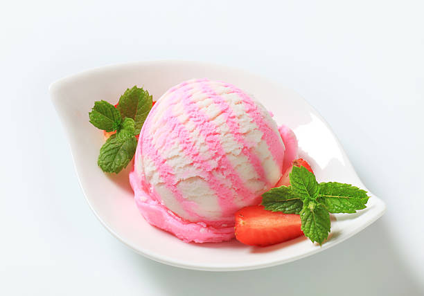 клубничный йогурт мороженое - raspberry ice cream close up fruit mint стоковые фото и изображения