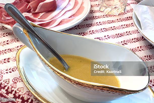 Molho Vinaigrette - Fotografias de stock e mais imagens de Molheira - Molheira, Mostarda - Tempero, Porcelana