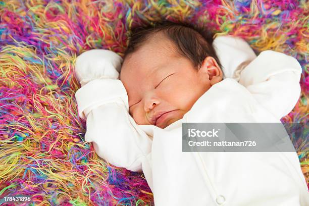 Foto de Bebê Dormindo e mais fotos de stock de 0-1 Mês - 0-1 Mês, 0-11 meses, Amarelo