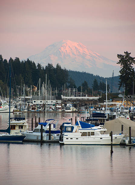 mt レニエ浮かぶボート、建物 gig ハーバー・ノースウエスト - northwest puget sound mt rainier nature ストックフォトと画像