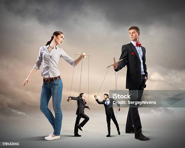 Empresarios Con Marionettes Foto de stock y más banco de imágenes de Marioneta de hilo - Marioneta de hilo, Mujeres, Adulto