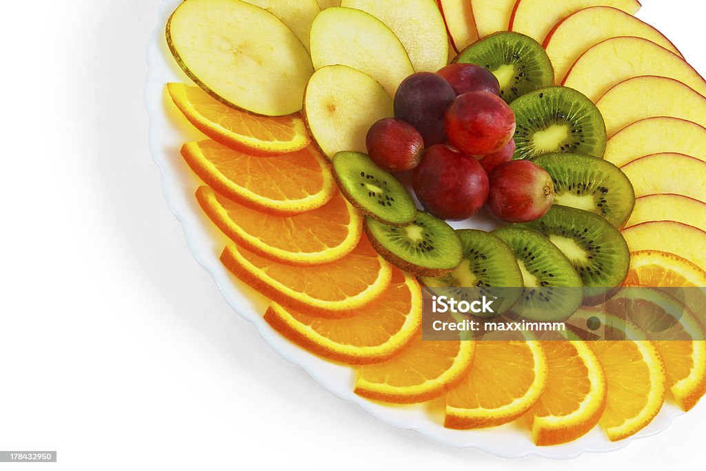 Prato de uvas, fatias de maçã, kiwi comida isolado no fundo branco - Foto de stock de Alface royalty-free