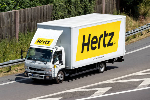 hertz mitsubishi fuso canter - the hertz corporation photos et images de collection