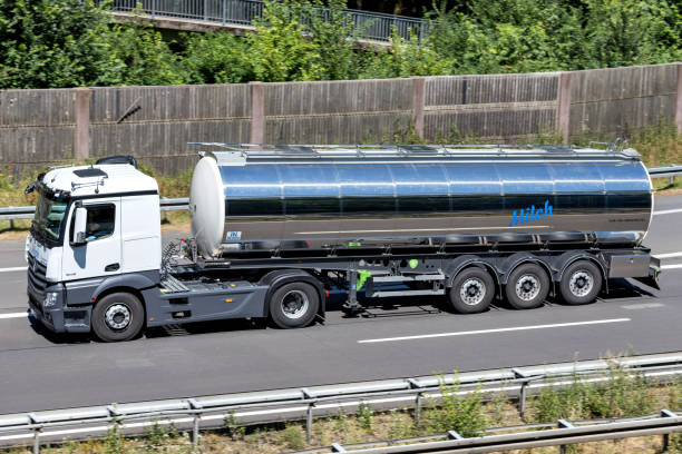 milch-lkw - truck fuel tanker semi truck milk tanker stock-fotos und bilder