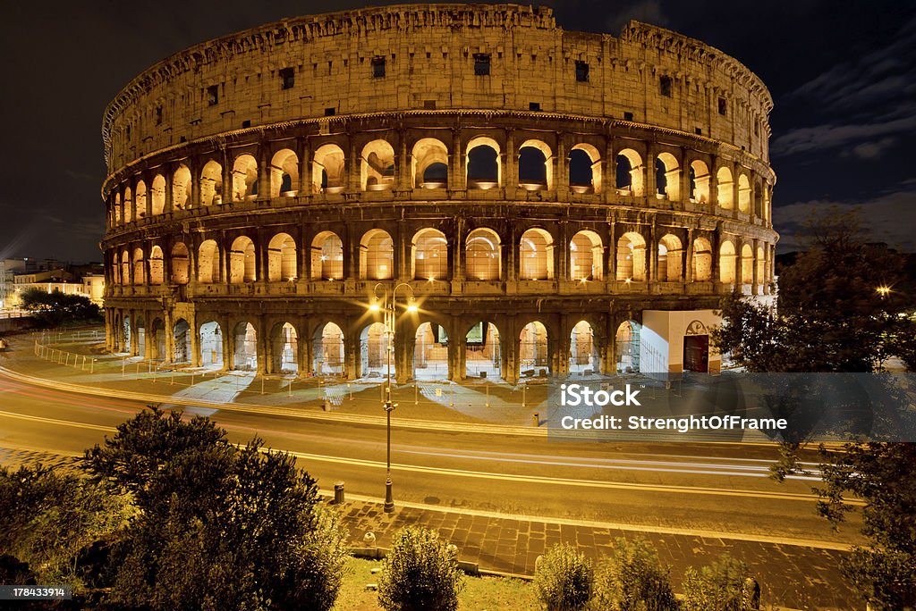 Le Colisée à nuit, Rome, Italie - Photo de Amphithéâtre libre de droits