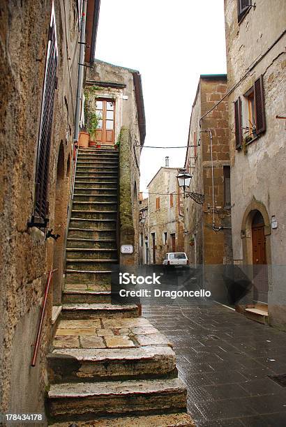 Rua No Pitigliano - Fotografias de stock e mais imagens de Casa - Casa, Chuva, Cidade