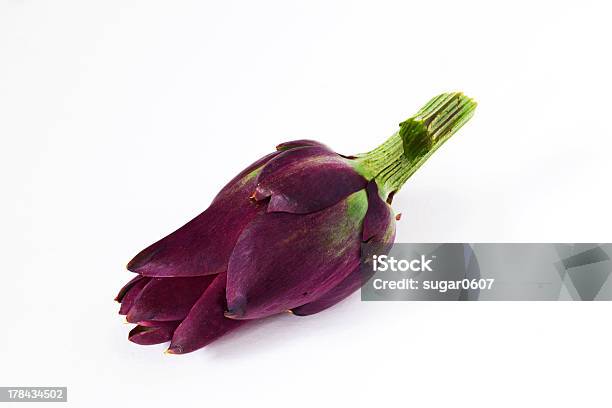 Alcachofa De Púrpura Flor Aislado En Blanco Bud Foto de stock y más banco de imágenes de Alcachofa - Alcachofa, Pequeño, Agricultura