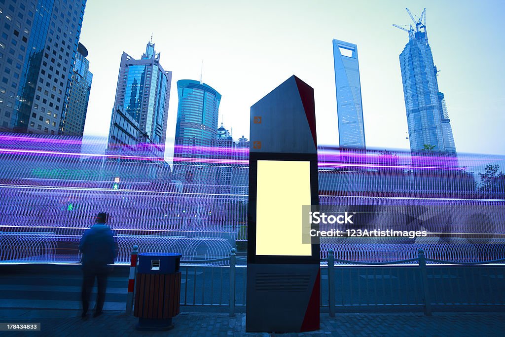 Современный город Реклама с подсветкой в Шанхае - Стоковые фото Ночь роялти-фри