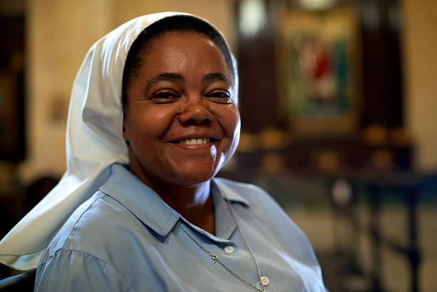 frau und spiritualität, porträt der christlichen nonne in kirche - nun stock-fotos und bilder