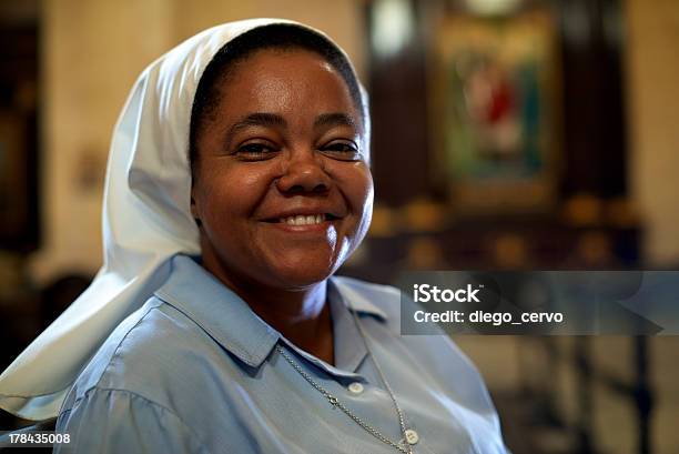 Mujer Y Espiritualidad Retrato De Monja En La Iglesia Católica Foto de stock y más banco de imágenes de Monja