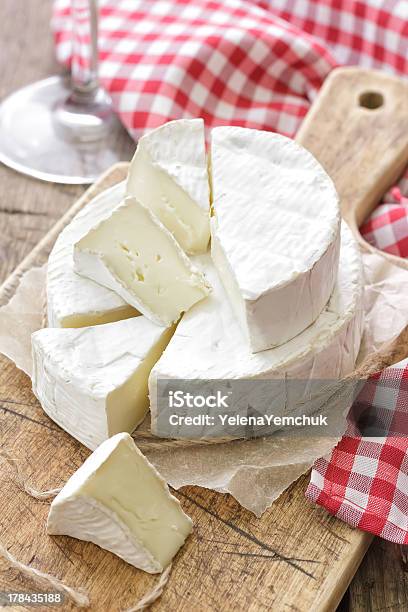 Camembert Foto de stock y más banco de imágenes de Alimento - Alimento, Amarillo - Color, Aperitivo - Plato de comida
