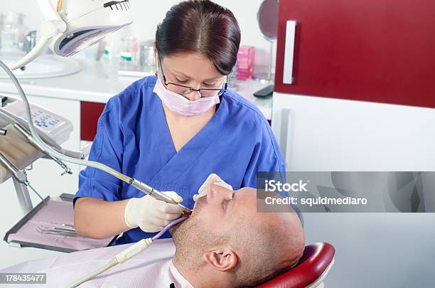 치과 의사 2명에 대한 스톡 사진 및 기타 이미지 - 2명, 건강관리와 의술, 과학과 테크놀로지
