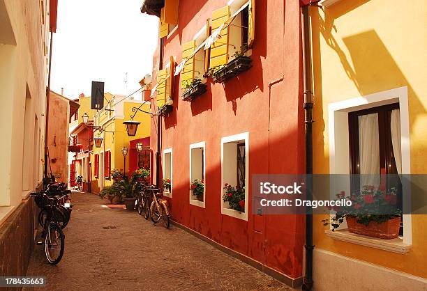 Rua Em Caorle - Fotografias de stock e mais imagens de Caorle - Caorle, Itália, Amarelo