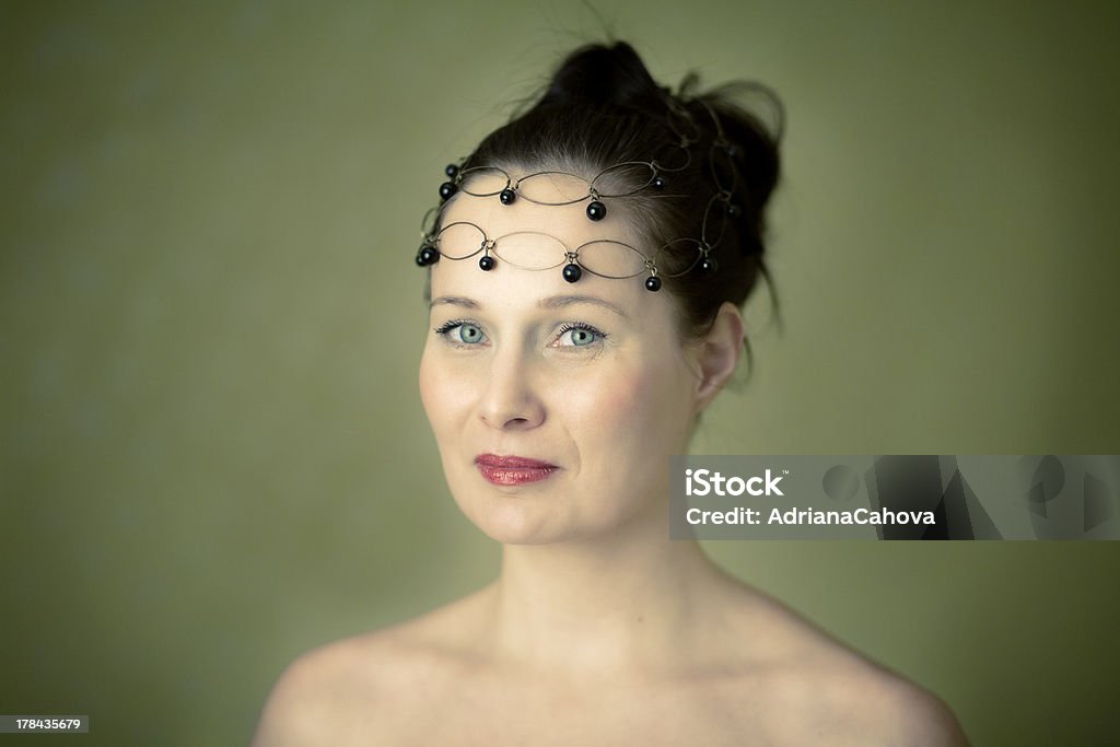 Ritratto di donna con fascia - Foto stock royalty-free di Accessorio personale