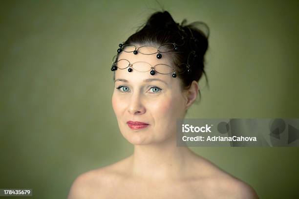 Retrato De Mulher Com Fita Do Cabelo - Fotografias de stock e mais imagens de 30-39 Anos - 30-39 Anos, Acessório, Adulto