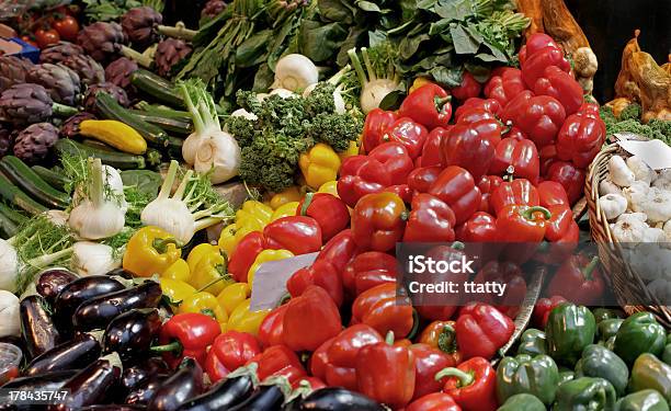 Pila De Mercado Foto de stock y más banco de imágenes de Ajo - Ajo, Alcachofa, Alimento