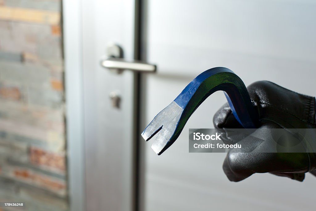 Ladrón con un bar de hierro - Foto de stock de Robo libre de derechos