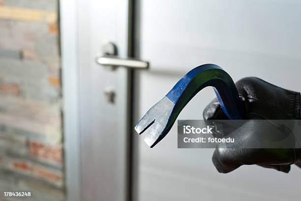 Ladrón Con Un Bar De Hierro Foto de stock y más banco de imágenes de Robo - Robo, Acero, Adulto