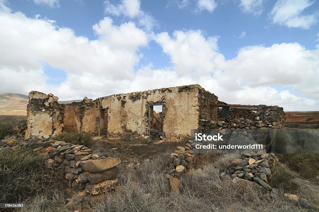 Antiguo edificio antiguo - Foto de stock de Aire libre libre de derechos