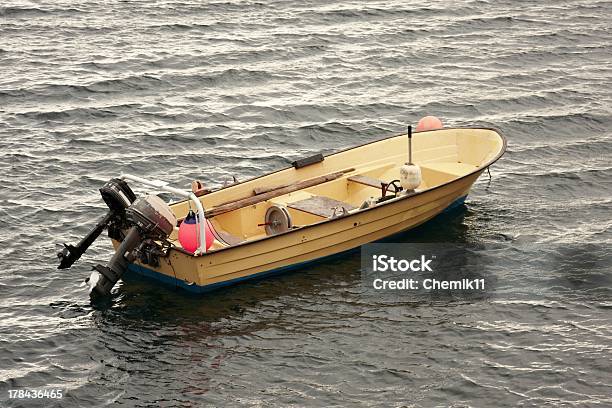 Barco De Pesca Pequeña Foto de stock y más banco de imágenes de Agua - Agua, Aire libre, Amanecer