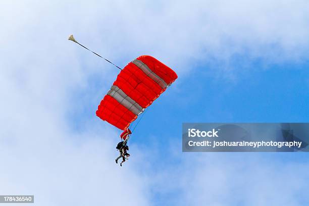 De Páraquedas Skydiver Abrir - Fotografias de stock e mais imagens de Azul - Azul, Céu, Desporto