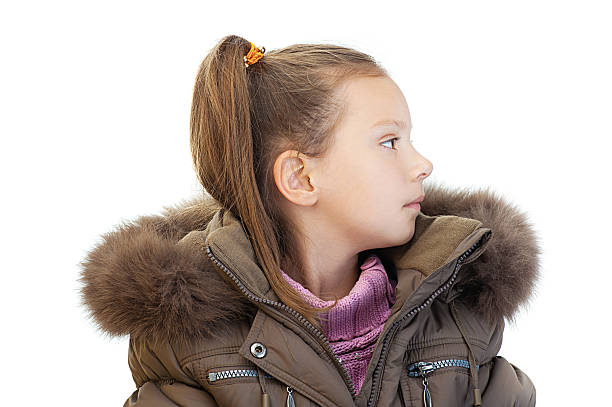 Petite fille dans une veste d'hiver de gros plan - Photo