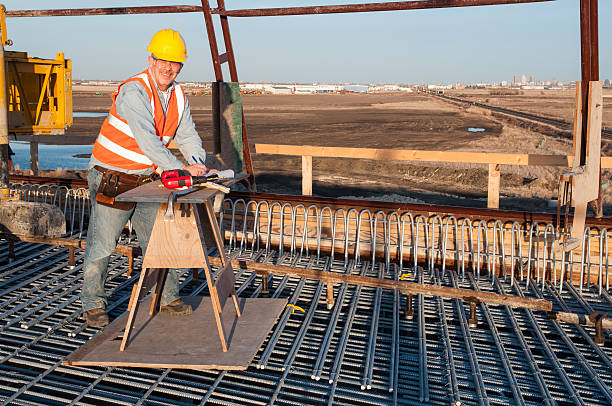 мост строительство работник на стройплощадке - foreman road construction manual worker manager стоковые фото и изображения