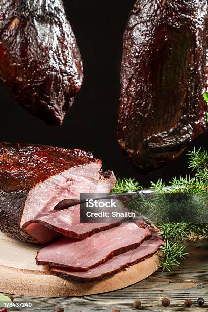 Probar Piezas De Jamón Fresco En Un Smokehouse Foto de stock y más banco de imágenes de Alimento - Alimento, Alimentos deshidratados, Carne