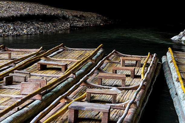 Pasajeros balsas Natural de bambúes con asientos para excursiones por el río - foto de stock