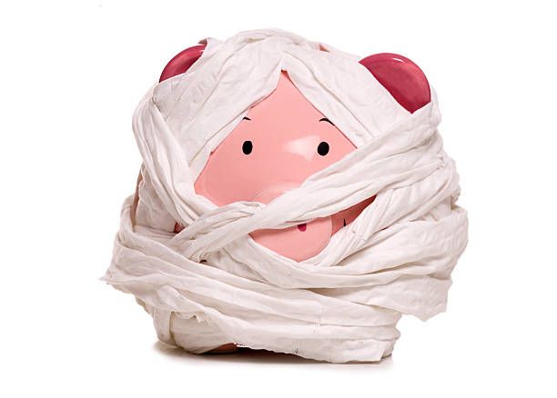 mummy свинья-копилка - budget savings home finances too small стоковые фото и изображения