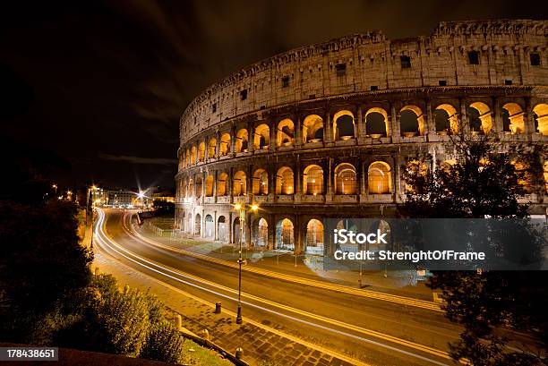 Coliseum Por La Noche Roma Italia Foto de stock y más banco de imágenes de Aire libre - Aire libre, Anfiteatro, Anochecer