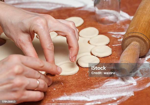 Foto de Bolinho e mais fotos de stock de Adulto - Adulto, Assar, Bolinho de Massa