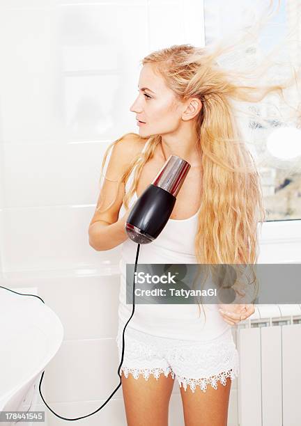Foto de Mulher De Beleza Seco e mais fotos de stock de Secador de cabelo - Secador de cabelo, 20-24 Anos, Adulto