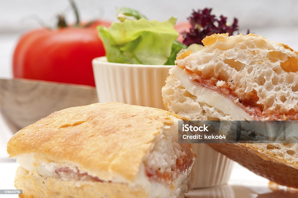 Con queso emmental sándwich panini con queso parmesano y jamón y tomate - Foto de stock de Alimento libre de derechos