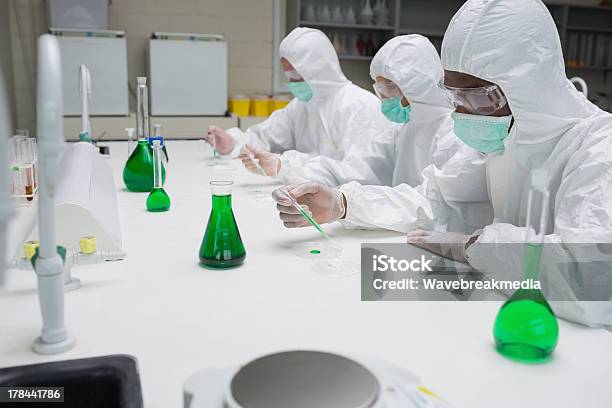 Os Testes Químicos Líquido Verde Em Placas De Petri - Fotografias de stock e mais imagens de 20-29 Anos