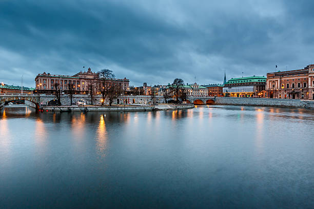 riksdag bâtiment helgeandsholmen île dans la soirée - norrbro photos et images de collection