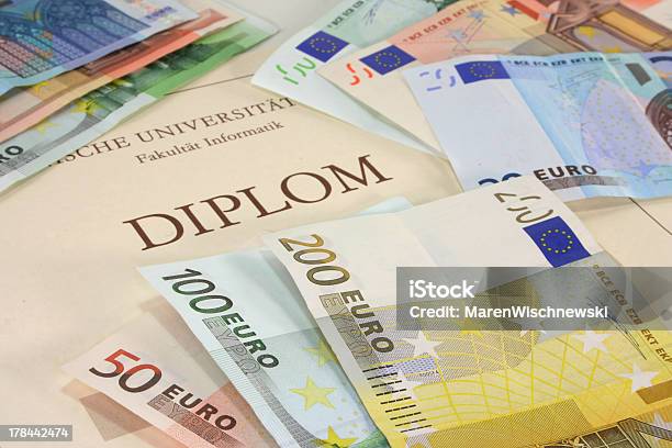 Dyplom Z Banknotów Euro - zdjęcia stockowe i więcej obrazów Dyplom - Dyplom, Uniwersytet, Autorytet