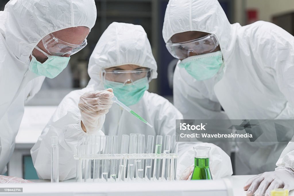 Químico adición de líquido verde para tubos de ensayo - Foto de stock de Clínica médica libre de derechos