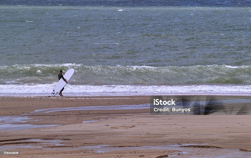 Surfista sulla spiaggia - Foto stock royalty-free di Abbronzatura