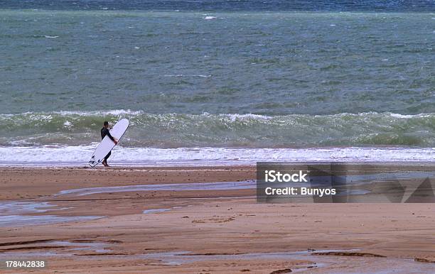 Surfista Sulla Spiaggia - Fotografie stock e altre immagini di Abbronzatura - Abbronzatura, Acqua, Adulto