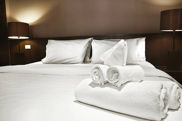 serviettes sur lit - hotel room bedding domestic room hotel suite photos et images de collection