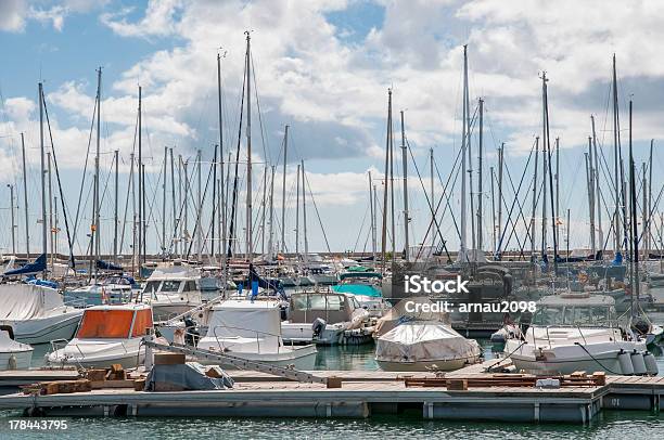 Pier - Fotografias de stock e mais imagens de Azul - Azul, Center Harbor, Estação