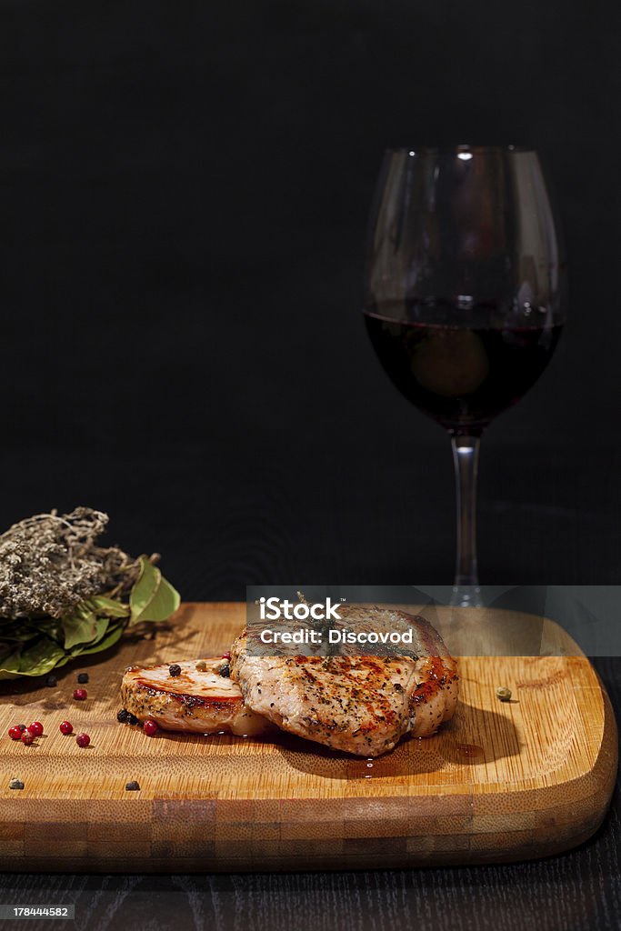 Стейк на гриле с бокалом красного вина - Стоковые фото Барбекюшница роялти-фри