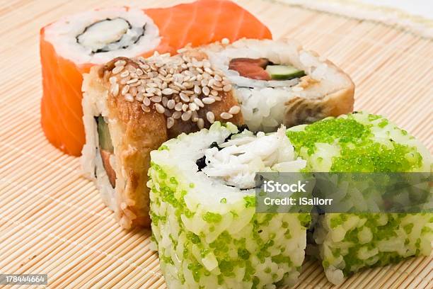 Sushi Foto de stock y más banco de imágenes de Alimento - Alimento, Asia, Caviar