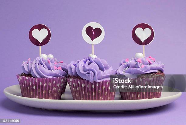 Photo libre de droit de Mauve Violet Décoration De Cupcakes Avec Coeur Surmatelas banque d'images et plus d'images libres de droit de Aliment