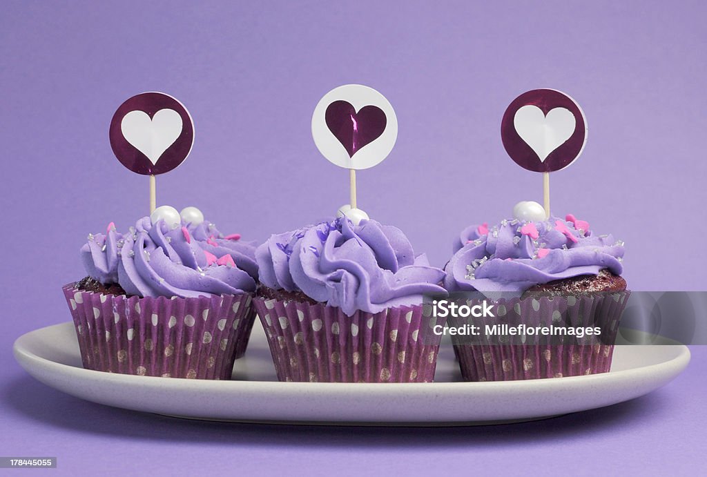 Розовато-лиловый и фиолетовый оформлены пирожные с сердце toppers. - Стоковые фото Без людей роялти-фри
