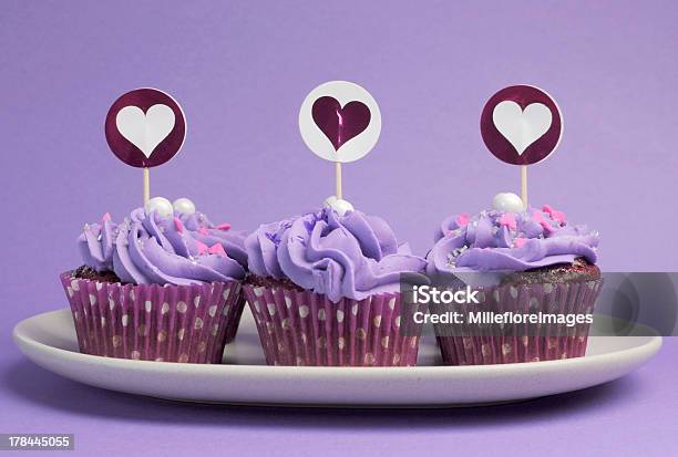 Розоватолиловый И Фиолетовый Оформлены Пирожные С Сердце Toppers — стоковые фотографии и другие картинки Без людей