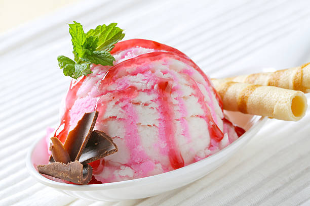 малиновый йогуртовый крем льда - raspberry ice cream close up fruit mint стоковые фото и изображения